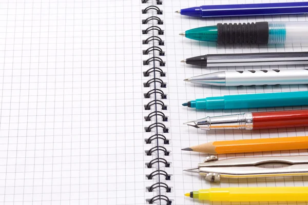 Ручка, карандаш и войлочная ручка на блокноте — стоковое фото