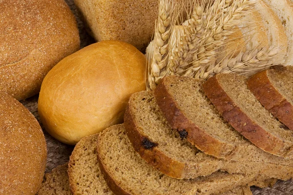 Bröd och spike på säckväv — Stockfoto
