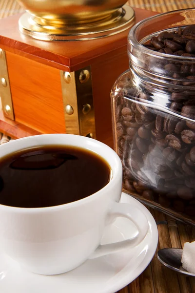 Tasse Kaffee, Kanne voller Bohnen und Mühle — Stockfoto