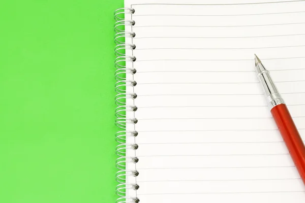 Чорнильна ручка на блокноті на зеленому — стокове фото