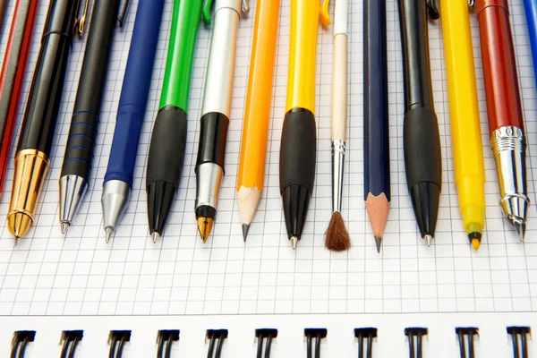 Στυλό, μολύβια στο συνδετικό υλικό μαξιλάρι — Φωτογραφία Αρχείου