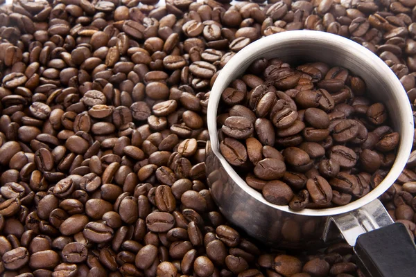 Kaffeekanne auf Bohnen — Stockfoto