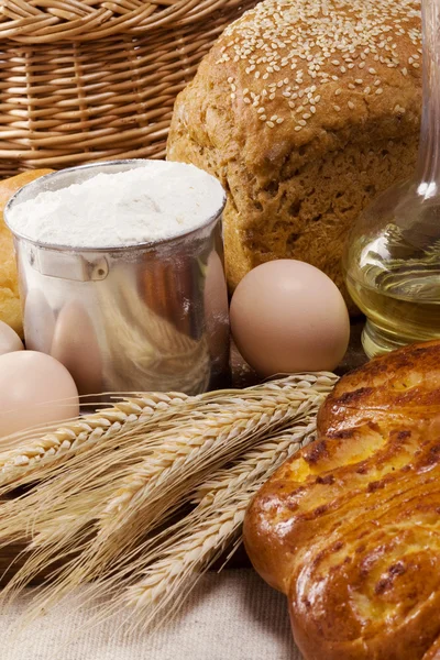 Хлеб, масло, корзина и яйца на мешке — стоковое фото