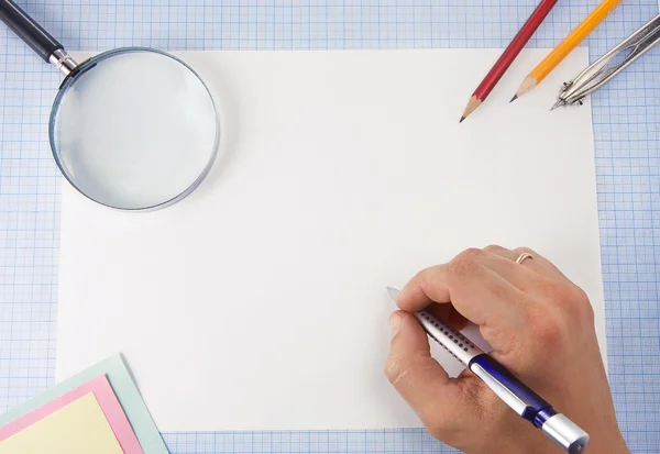 Hand skriva med penna på diagrampapper rutnät — Stockfoto