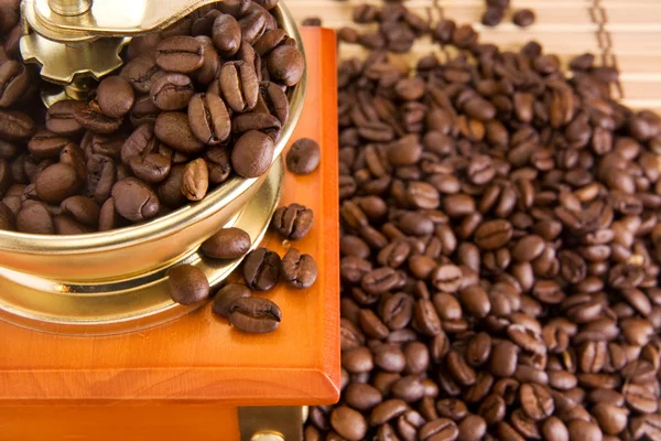 커피 원두와 나무 골드 분쇄기 — 스톡 사진