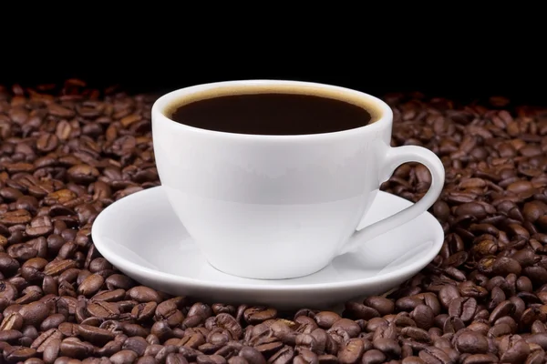 Φλιτζάνι καφέ και τα φασόλια σε μαύρο — Φωτογραφία Αρχείου