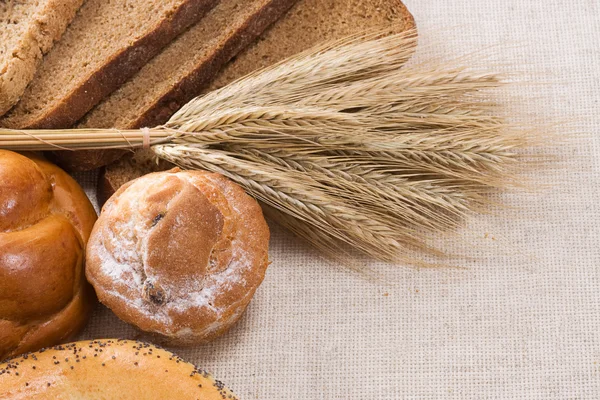 Chleb, Kok, skok i inne produkty piekarnicze na sacki — Zdjęcie stockowe