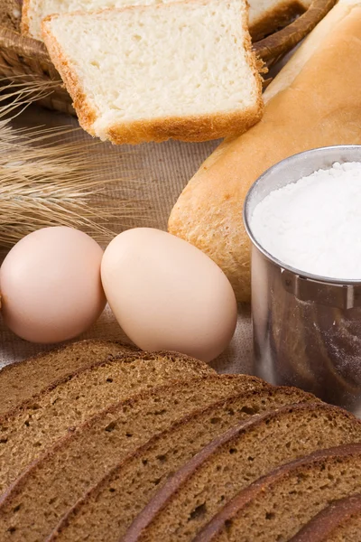 Chléb, vejce, housky, mouka v hrnci a špice — Stock fotografie