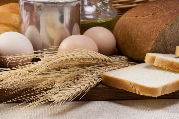 Хліб і хлібобулочні вироби на мішку і горщику — стокове фото
