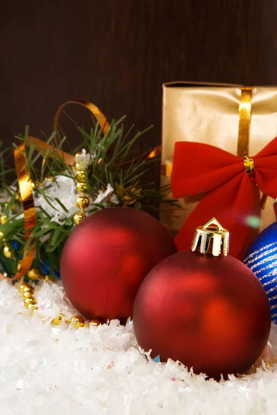 Kerst ornament en fir tree onsnow en hout achtergrond — Stockfoto