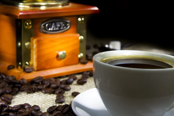 Tazza di caffè, fagioli e macinino sul licenziamento — Foto Stock