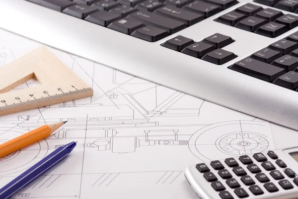 Toetsenbord, pen en potloden op ontwerp — Stockfoto