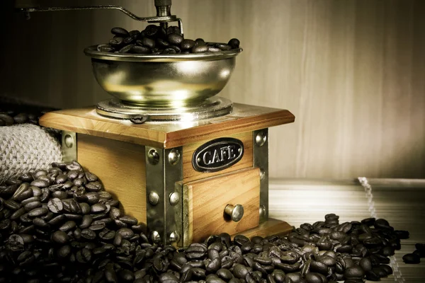 Kahve değirmeni, fasulye ve ehlileştirmek gecede — Stok fotoğraf