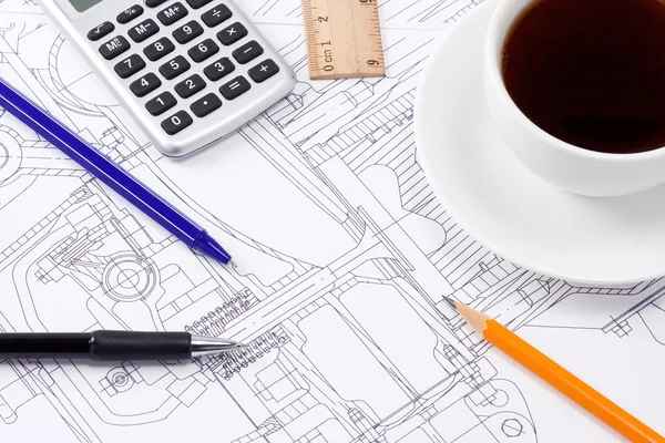 Kaffee, Stift und Bleistift beim Entwurf — Stockfoto