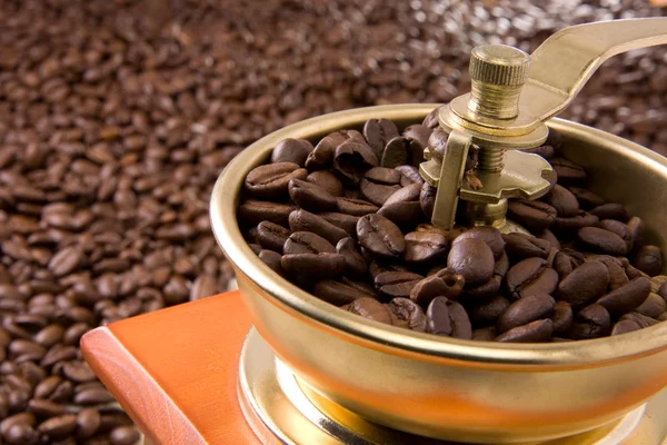 Grãos de café e moedor de madeira — Fotografia de Stock