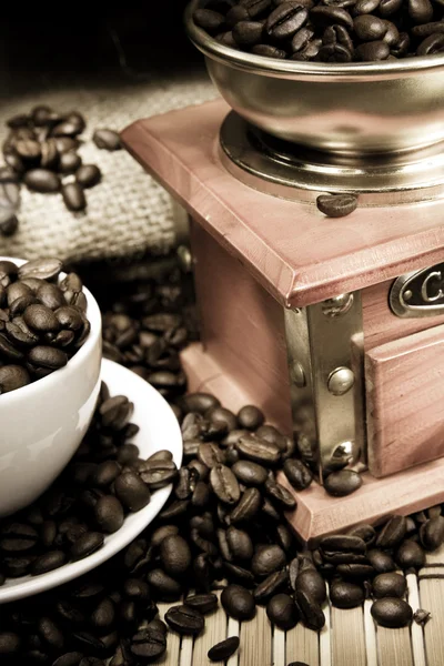 Kopp kaffe, bönor och kvarnen på vintage på säckväv — Stockfoto