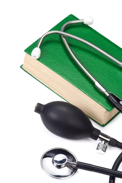 Kniha a stetoskop izolovaných na bílém — Stock fotografie