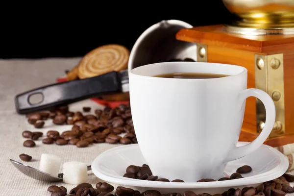Grãos de café, biscoitos, xícara e moedor — Fotografia de Stock