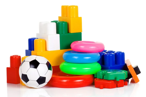 Giocattoli di plastica colorati isolati su bianco — Foto Stock