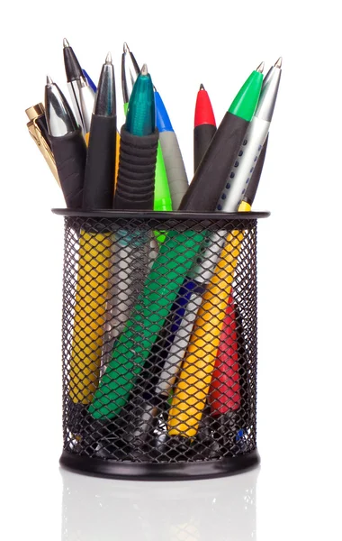 Tutucu sepeti dolu renkli kalemler üzerinde beyaz izole — Stok fotoğraf