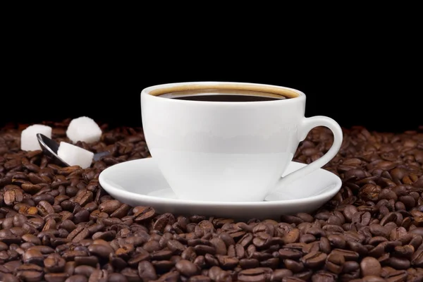 杯咖啡和咖啡豆在黑色 — 图库照片