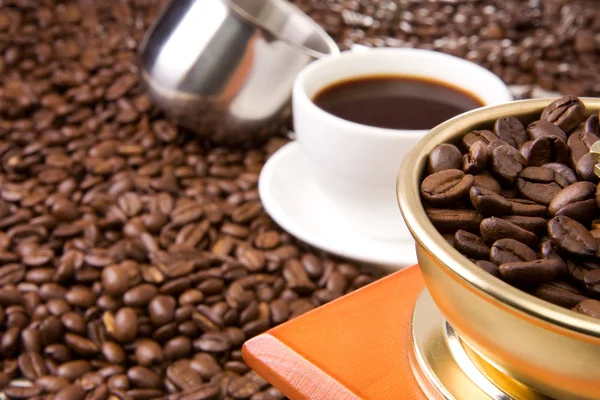 Grãos de café, xícara, panela e moedor — Fotografia de Stock