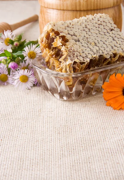 Méz, méhsejt-pot, a stick és a virágok, a zsák — Stock Fotó