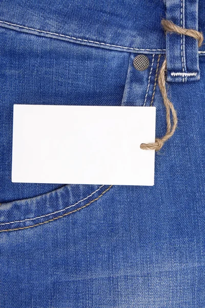 Przywieszka z ceną na teksturowane kieszeni jeansów — Zdjęcie stockowe