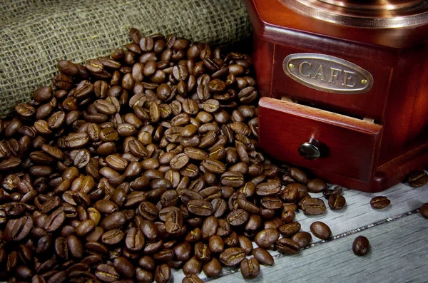 Granos y molinillo de café de madera — Foto de Stock