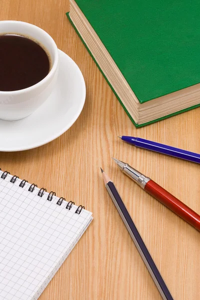 Koffie, boek, pen met notebook op tafel — Stockfoto