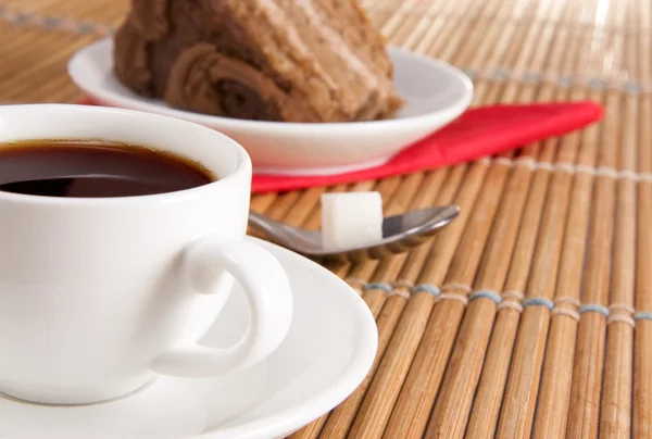 Tasse de café et tarte sucrée sur paille de bois — Photo