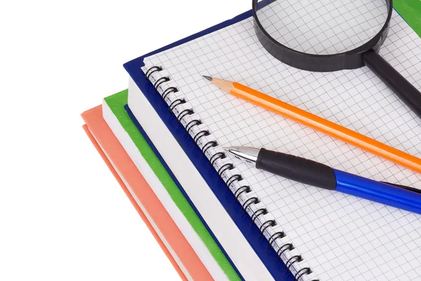 Böcker, notebook, förstoringsglas och penna isolerad på vit — Stockfoto