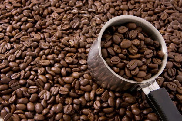 Kaffeebohnen und Silberkanne — Stockfoto