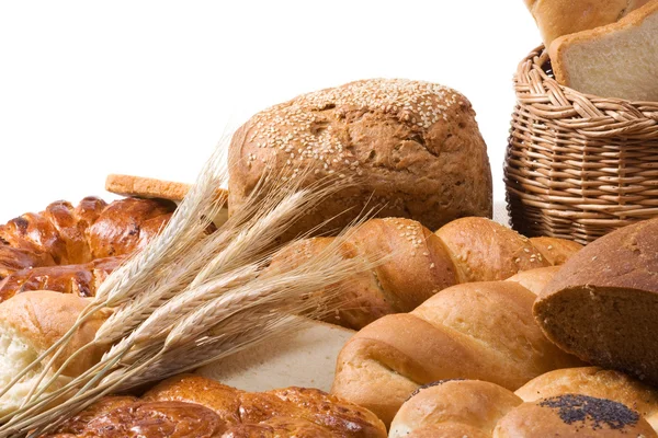 Chleb, spike, mąki i kosz na drewno — Zdjęcie stockowe