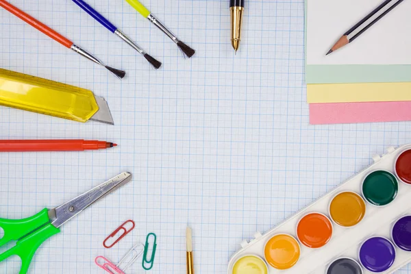 Canetas, lápis, pincel de tinta e tesoura sobre papel de grelha — Fotografia de Stock