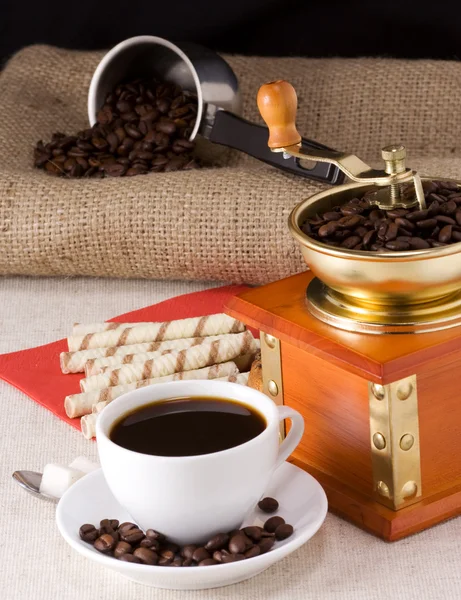 Kávová zrna, hrnec, pohár a mlýnek na pytel — Stock fotografie