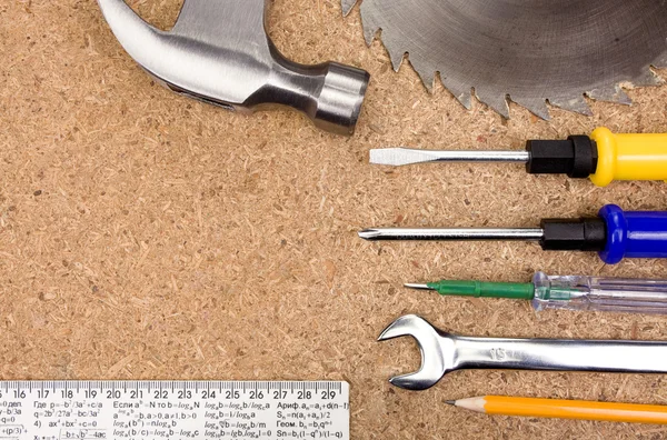 Hammare, skruvmejsel, skiftnyckel och andra verktyg och instrument på w — Stockfoto