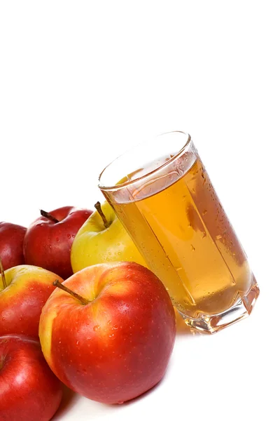 Mogna äpplen och glas — Stockfoto