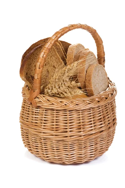 Voller Korb mit Brot — Stockfoto