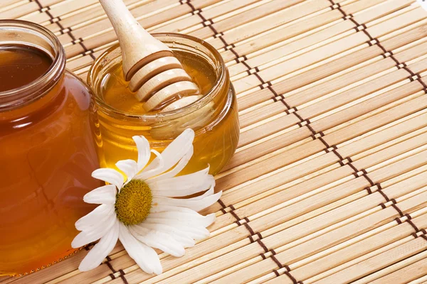 Γυάλινο δοχείο και μέλι — Φωτογραφία Αρχείου