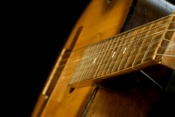 Gitarr på svart bakgrund — Stockfoto