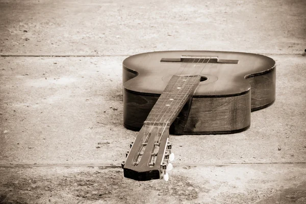 Klassische Gitarre auf Stein — Stockfoto