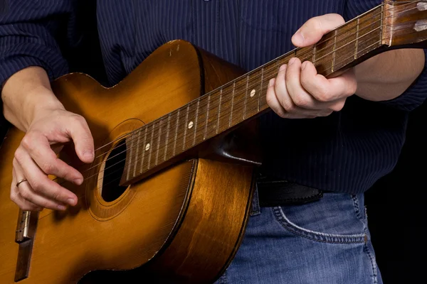 Człowiek w dżinsy, gra na gitarze — Zdjęcie stockowe