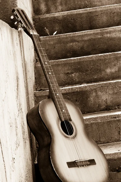Imagen de la guitarra cerca de pasos — Foto de Stock