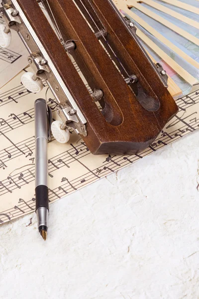 Długopis w arkuszu muzyki — Zdjęcie stockowe
