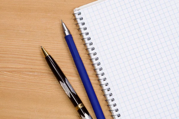 Bloco de notas e canetas — Fotografia de Stock