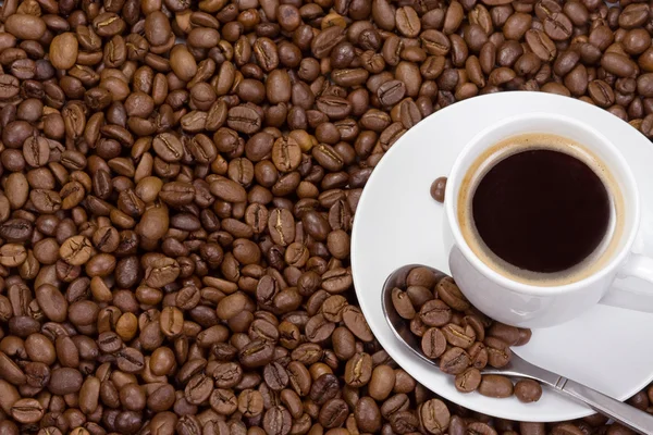 Kaffee mit Bohnen — Stockfoto