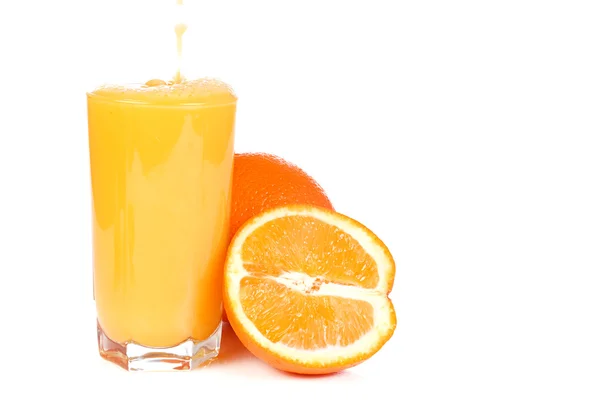 Portakal dilimleri ve meyve suyu — Stok fotoğraf