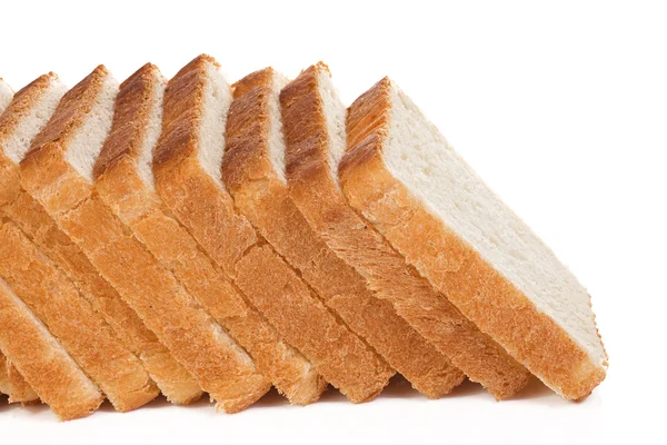 Нарезанный хлеб на белом — стоковое фото