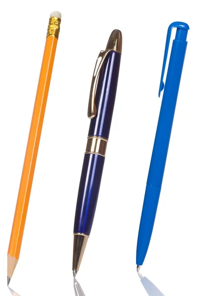 Tužky a pera na bílém pozadí — Stock fotografie